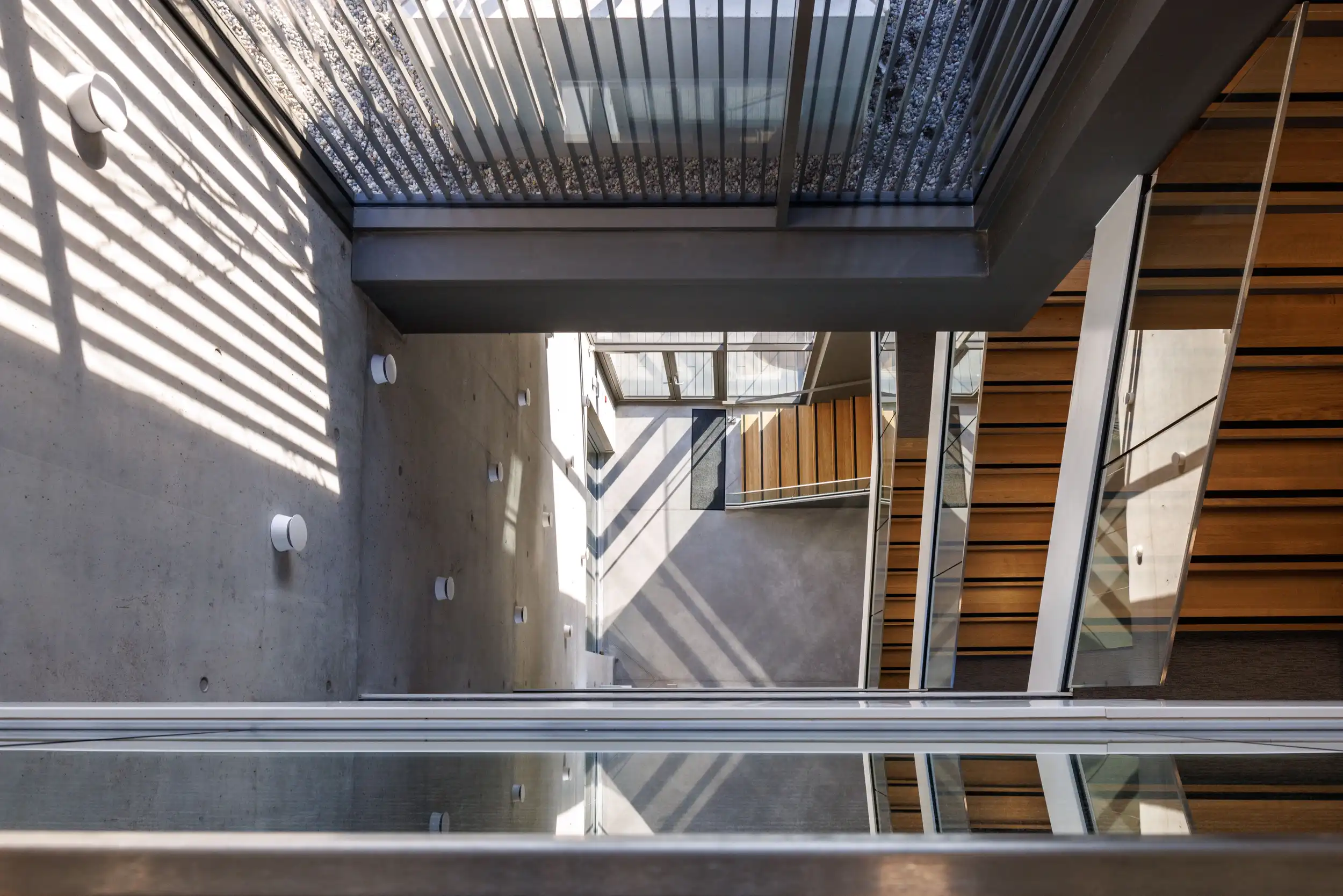Cage d'escalier moderne béton verre lumière
